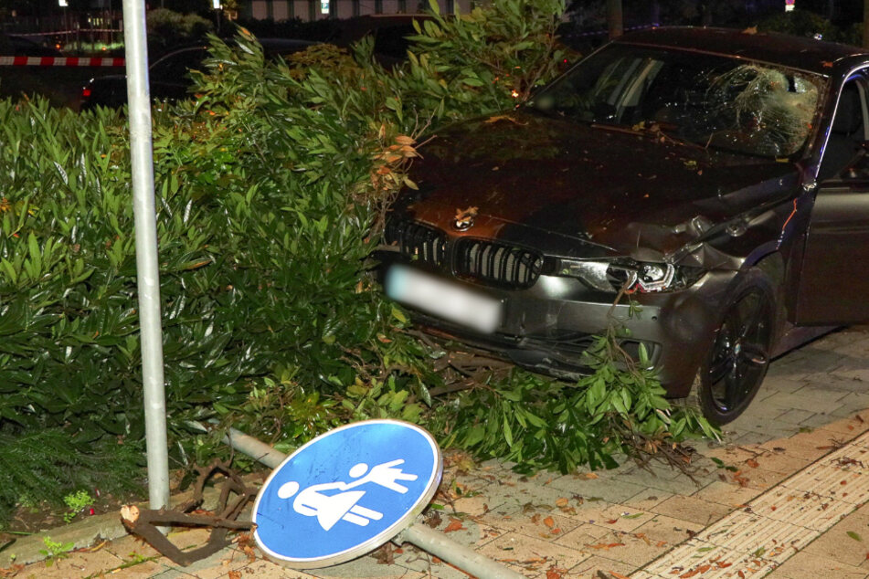 Der graue BMW des 19-Jährigen erlitt bei dem Unfall einen Totalschaden.