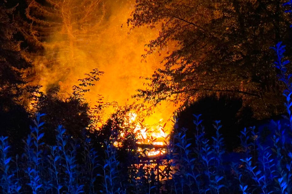 Die Flammen waren schon aus einiger Entfernung sichtbar.