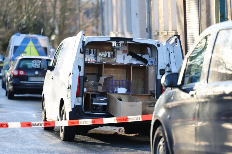 In Leipzig wurde am Mittwoch ein junger Mann beim Befüllen eines Zigarettenautomaten überfallen.