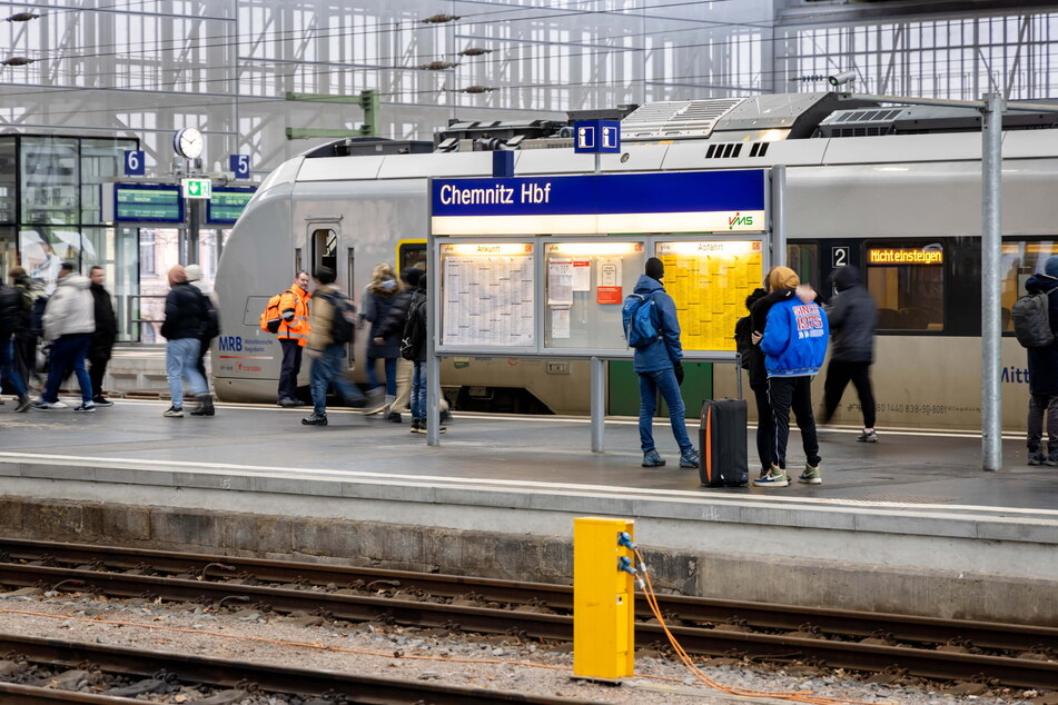 Nur wenige Verbindungen fahren: Die Fahrgäste am Hauptbahnhof in Chemnitz sind ob der vielen Zugausfälle bereits streikerprobt.