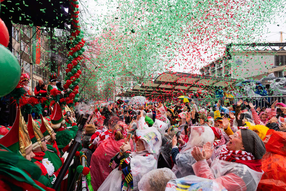 Auf dem "Alter Markt" in Köln feiern die Jecken Altweiberfastnacht.