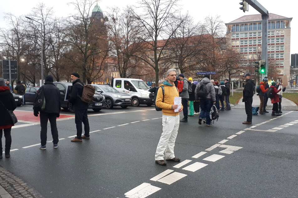 Klimaaktivist Christian Bläul (41) verteilte Flyer an wartende Autofahrer.