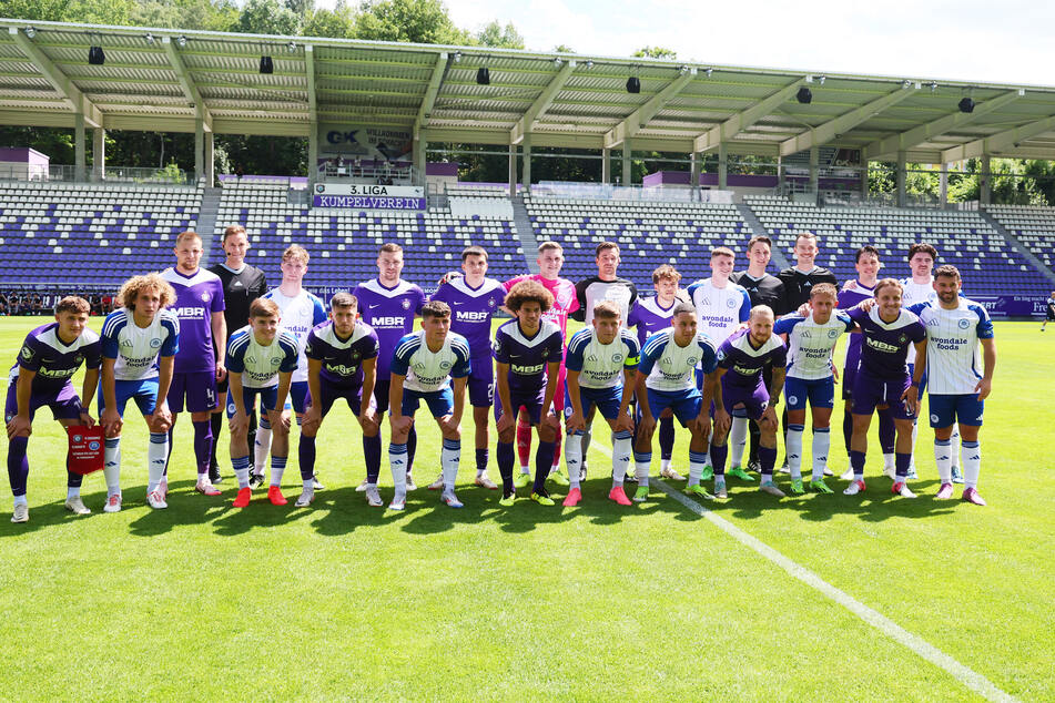 Endlich! Mit 64 Jahren Verspätung traf der FC Erzgebirge Aue auf den Glenavon FC aus Nordirland. Vor dem Spiel wurde ein Erinnerungsfoto geschossen.