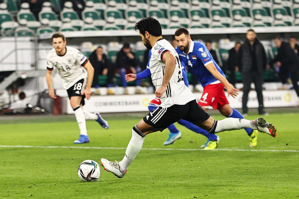 Ilkay Gündogan (v.) verwandelt vom Punkt sicher zum 1:0 für Deutschland.