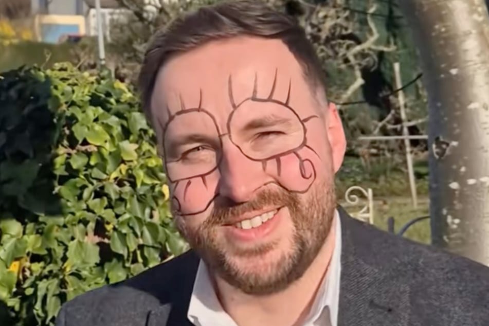 Very British: Der Makler Alex Pelosi-Buchanan dreht den Spieß um, malt sich einfach wie auf dem Plakat an.