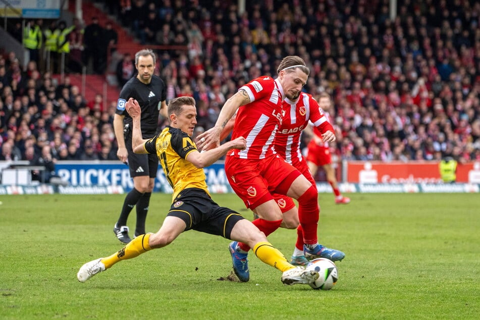 Niklas Hauptmann (28, l.) grätscht gegen den Cottbuser Erik Engelhardt (26). "Haupe" jedenfalls konnte man mangelndes Zweikampfverhalten nicht vorwerfen.