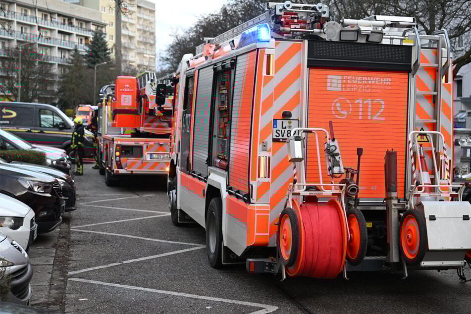 Leipzig: Großeinsatz in Grünau: Mehrere Verletzte bei Brand von Mehrfamilienhaus