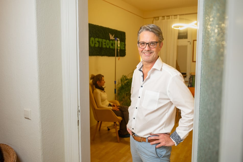 Praxis-Inhaber Robin Cronenberg (52) hat viele Kunden, die ihr Immunsystem stärken wollen.