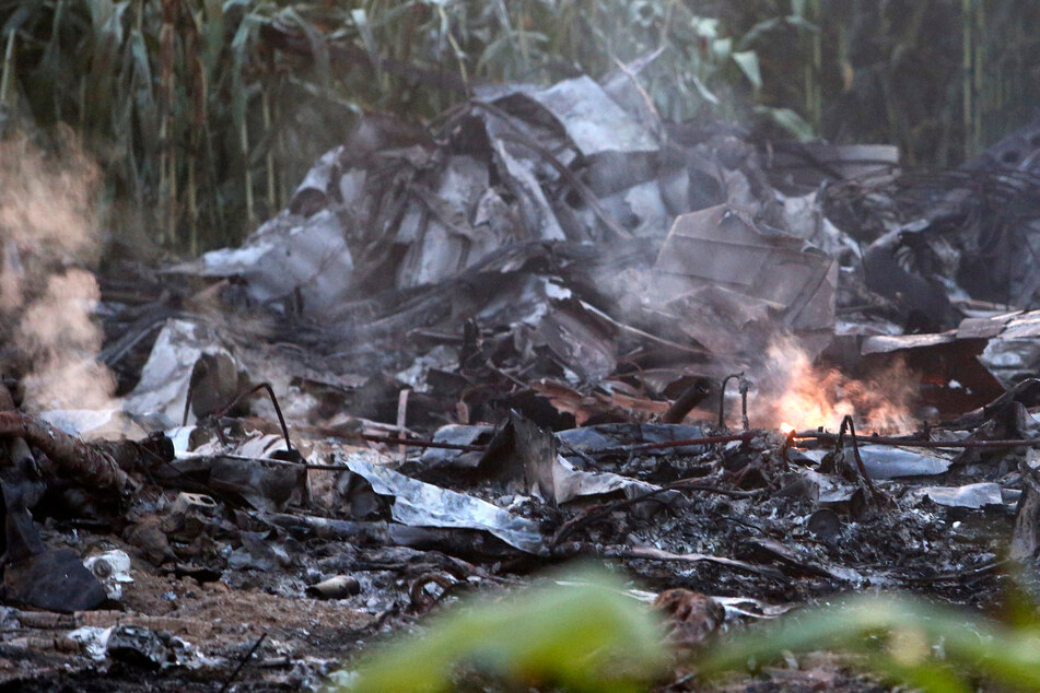 Acht Tote bei Flugzeug-Absturz: "Gefährliches Material" an Bord sorgt für beißende Dämpfe