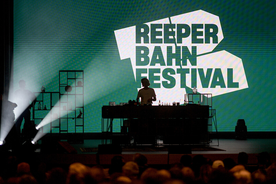 Das Logo des Reeperbahn Festivals leuchtet beim Auftakt des Festivals.
