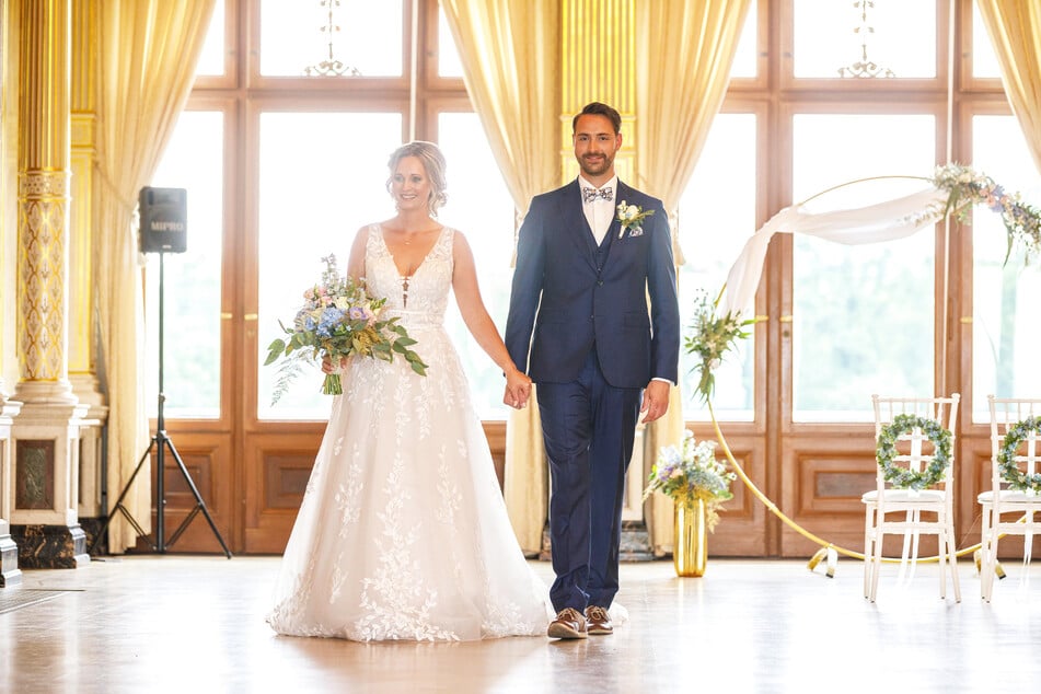 So schön! Belinda (37) und Christian (35) posieren im Kronensaal von Schloss Albrechtsberg für das Cover des Hochzeitsmagazins.