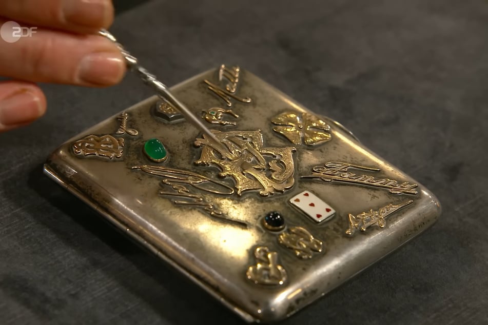 Bei dem Mitbringsel handelt es sich um ein Zigarettenetui, das im Jahr 1908 gefertigt wurde.