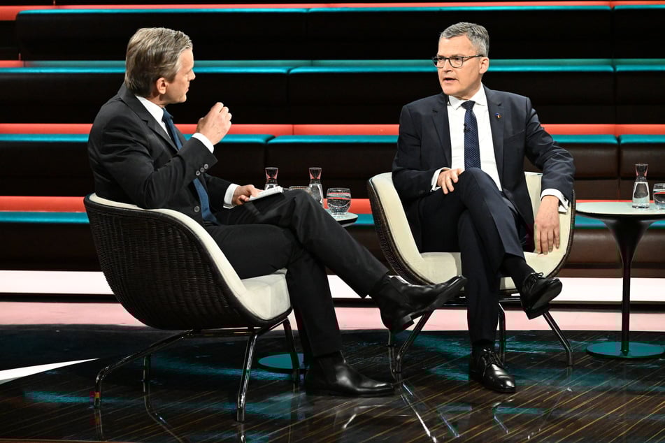 Am Dienstagabend ging es zwischen Markus Lanz (56, l.) und Roderich Kiesewetter (62, CDU) zur Sache.