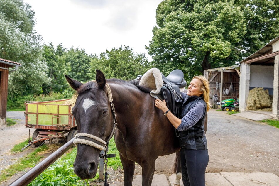 Anja Koebel mit ihrem zweiten Herzensprojekt, ihrem Pferd.