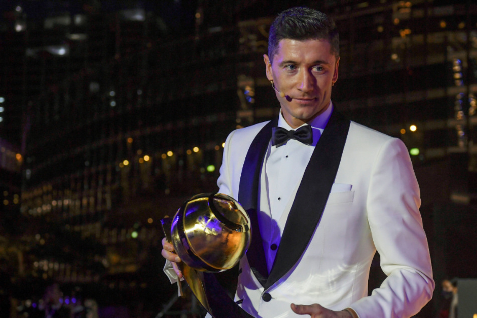 Robert Lewandowski aus Polen hält seine "Globe Soccer Award" Trophäe für den Spieler des Jahres in den Händen.