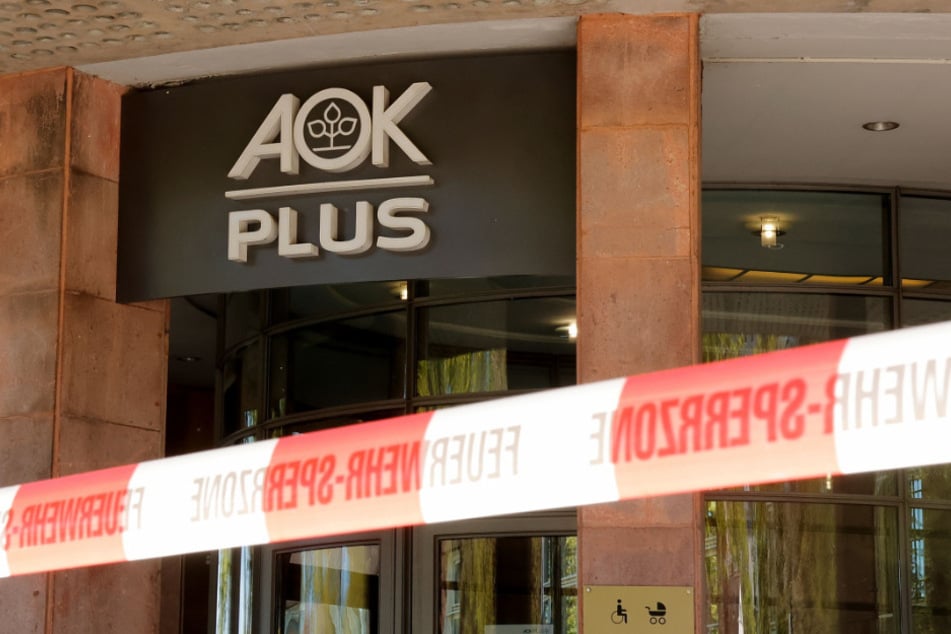 Chemnitz: ABC-Einsatz in Chemnitz: AOK-Mitarbeiterin öffnet Brief mit weißem Pulver