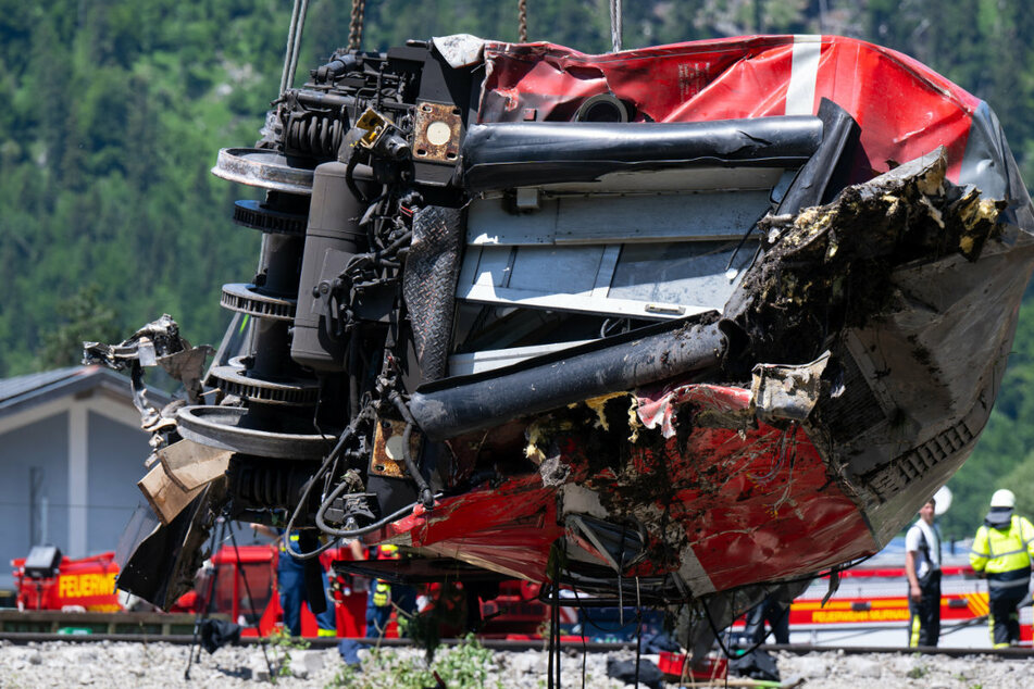 Zugunglück mit fünf Toten in Bayern: Experten äußern ersten Verdacht zur Unfallursache