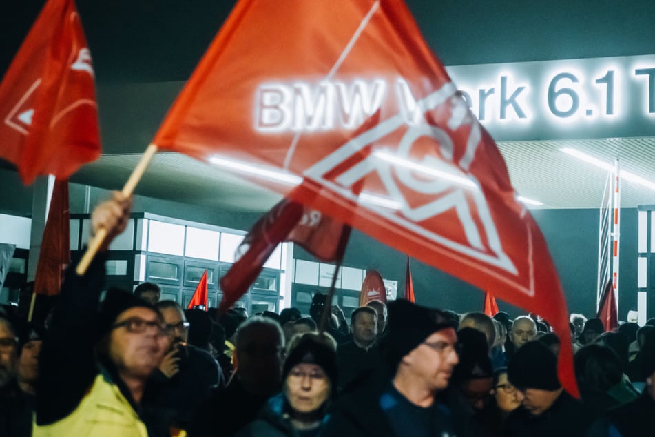 Tausende Beschäftigte protestierten bereits am Mitternacht vor dem BMW-Werk in Regensburg.