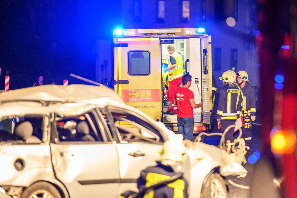 Im Rettungswagen wurden die beiden verletzten Männer versorgt, ehe sie mit einem Hubschrauber in ein Krankenhaus kamen.