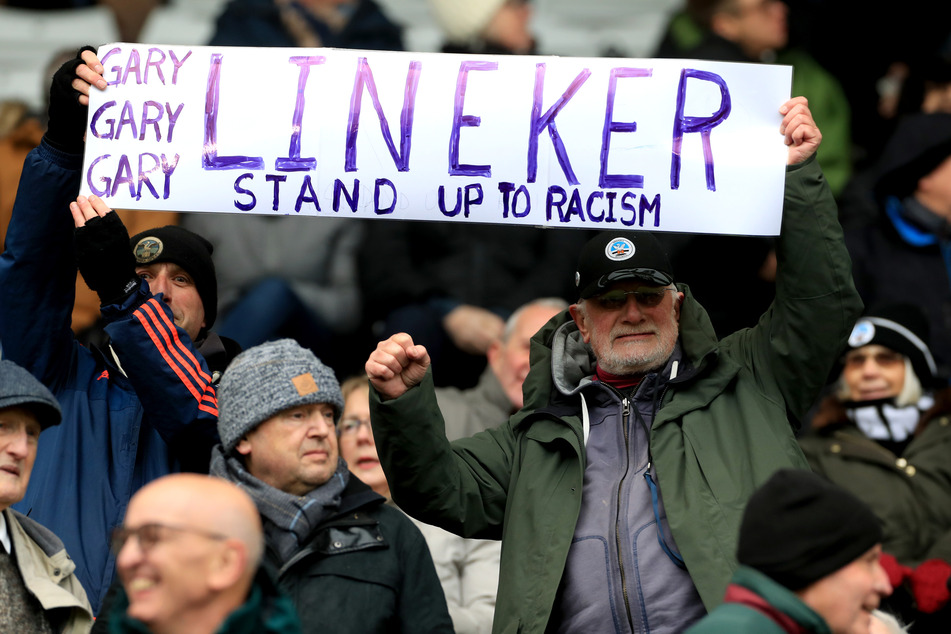 Swansea-Fans hält am Wochenende ein Banner zur Unterstützung Linekers hoch!