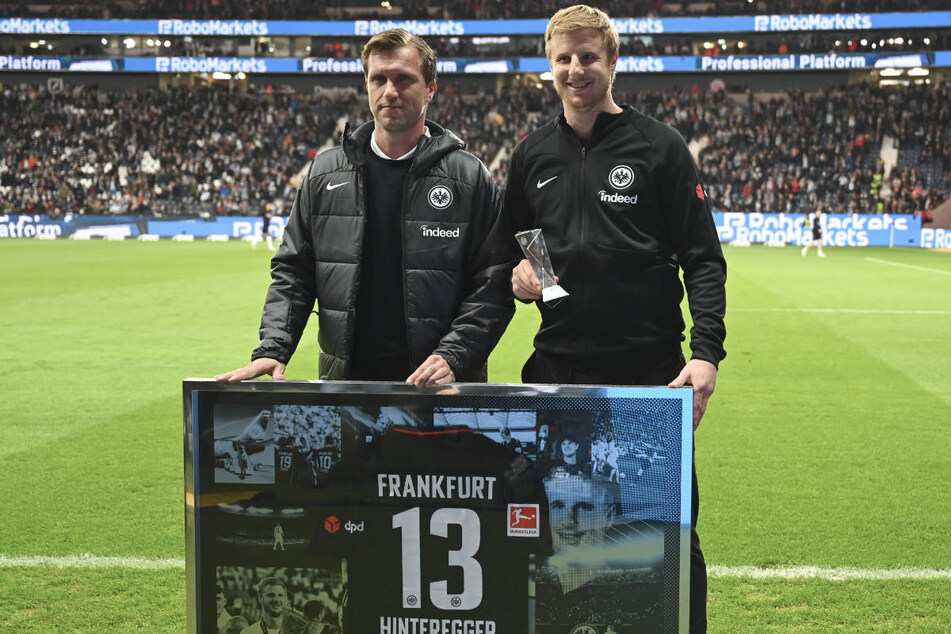 Martin Hinteregger (r.) und Eintracht Frankfurts Sportvorstand (42) bei der offiziellen Verabschiedung des Kult-Kickers am 9. November 2022.