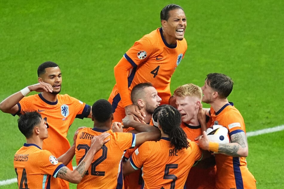 Gemeinsam feiern die Niederlande den Einzug ins Halbfinale der Fußball-Europameisterschaft 2024.