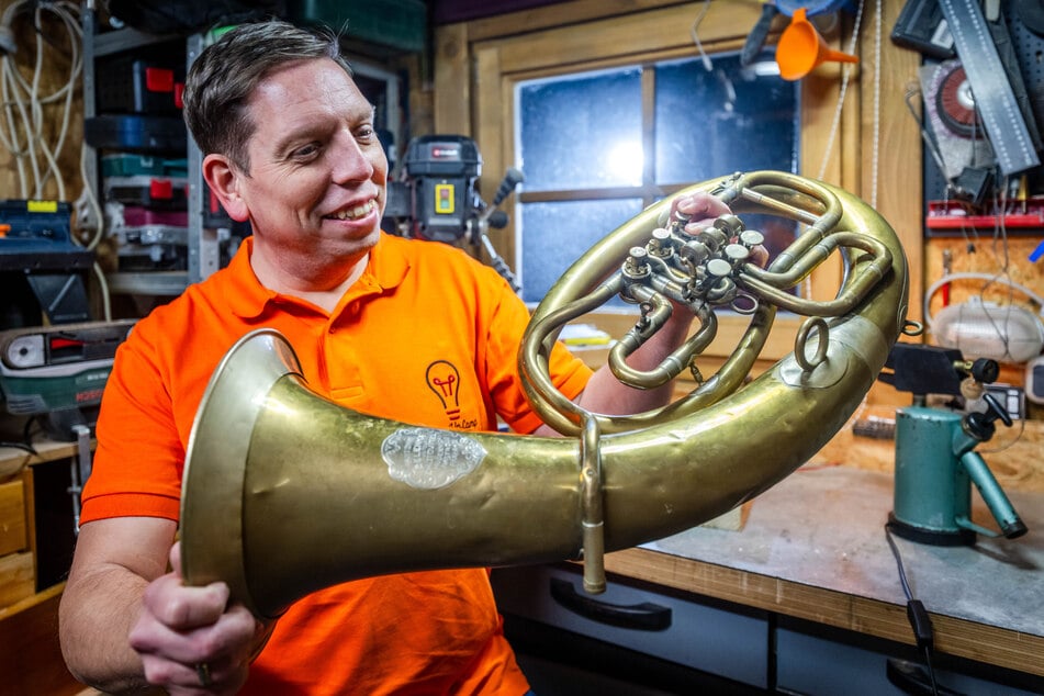 In seiner Werkstatt überlegt Jens Winter, was er aus dem Blasinstrument baut.