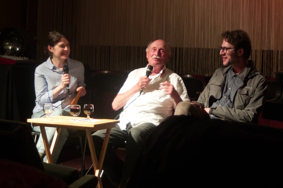 Kuhlbrodt (M.) con la periodista Hannah Pilarczyk (48) y el director de cine Arne Körner (39, dcha.) en el cine Krokodil en Berlin-Prenzlauer Berg para una proyección de película, conversación y presentación de libro.