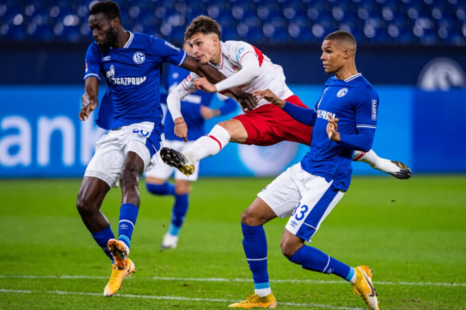 Im Sandwich der Schalker Salif Sane (30,l.) und Malick Thiaw (19): Stuttgarts Mateo Klimowicz (20, Mitte).