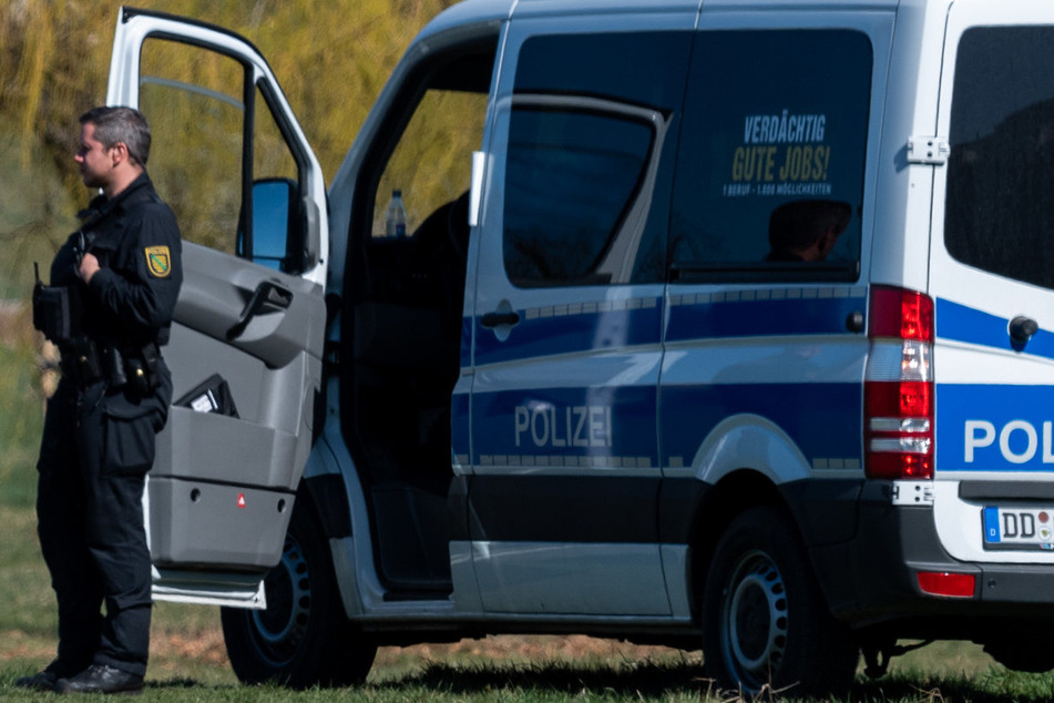 Die Polizei Dresden ermittelt gleich in zwei Fällen unter anderem wegen des Verwendens von Kennzeichen verfassungswidriger Organisationen. (Archiv)