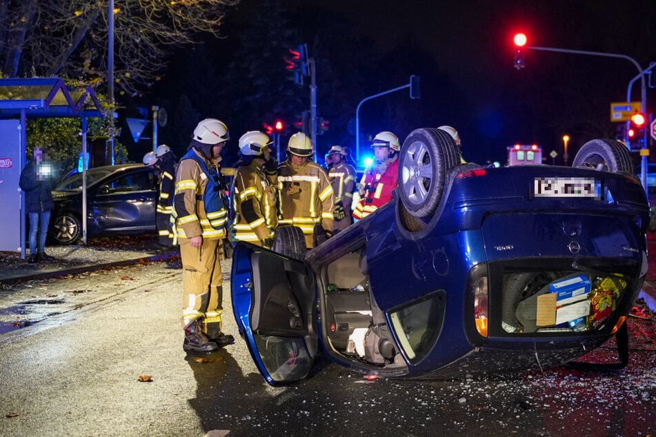 Zwei Autos bei Mainz in Bushaltestelle geschleudert: Eine Person schwer verletzt