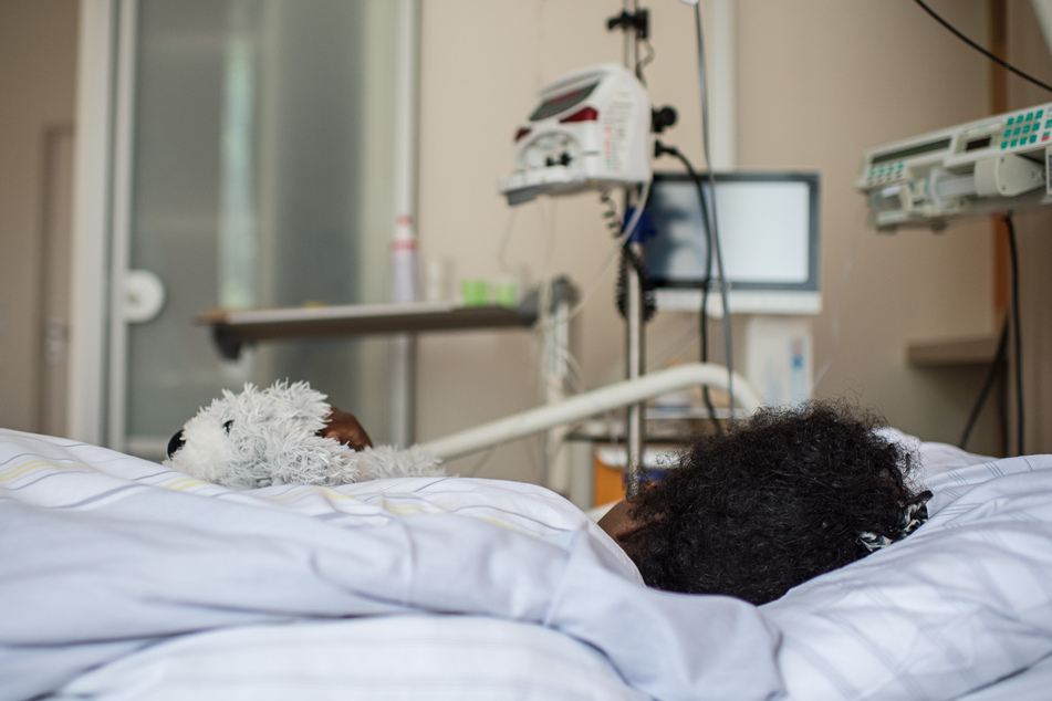 Die Patientin Deqo (Name geändert) aus Somalia, liegt im Krankenhaus in ihrem Bett. Sie kämpft mit schweren Folgen von Genitalverstümmelung, die sie als kleines Kind erlitten hat. (Archivbild)