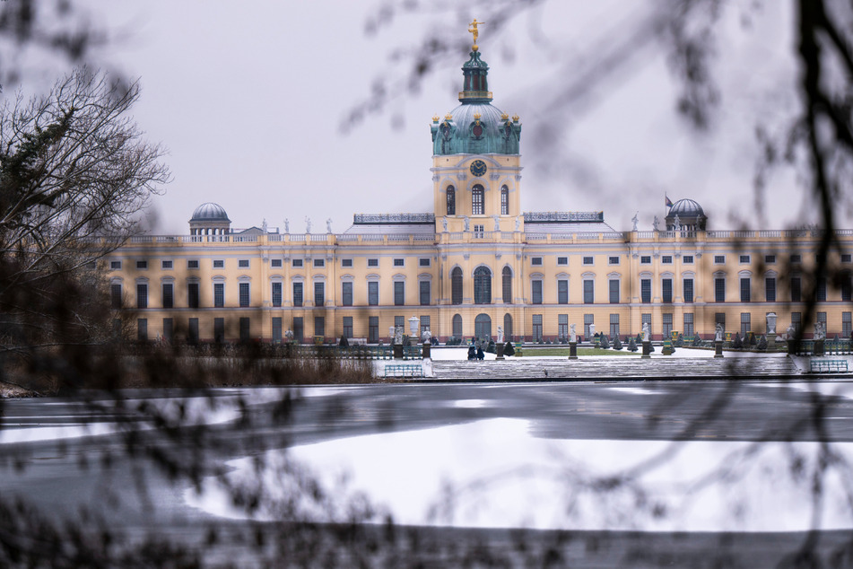 Am Mittwoch dürfte es vor dem Schloss Charlottenburg wieder winterlich werden. (Archivbild)