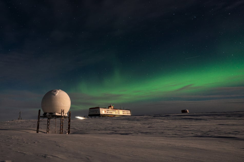 Polarlichter durchdringen die Dunkelheit der Polarnacht.