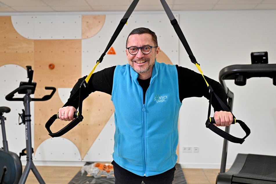 Geschäftsführer Falk Noack (57) probiert die Geräte im Sportraum aus.