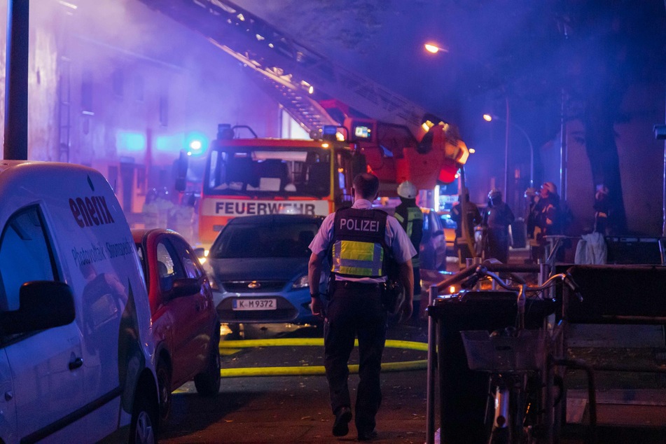 Die Feuerwehr war mit insgesamt 42 Einsatzkräften und 14 Fahrzeugen vor Ort.