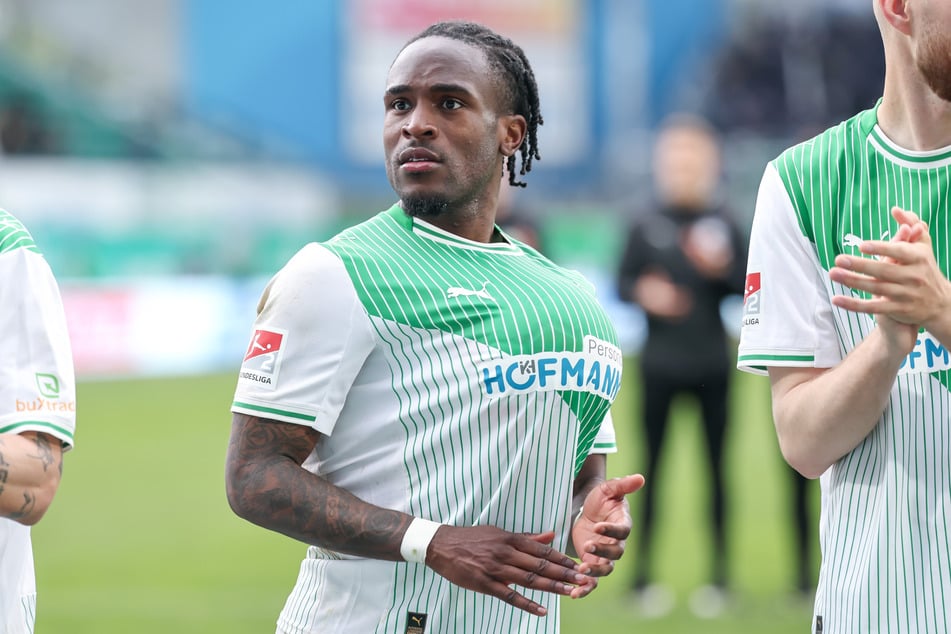 Den Spielball beim 3:2 Sieg von Greuther Fürth gegen den SV Darmstadt 98 hat sich Noel Futkeu unter sein Trikot gesteckt.