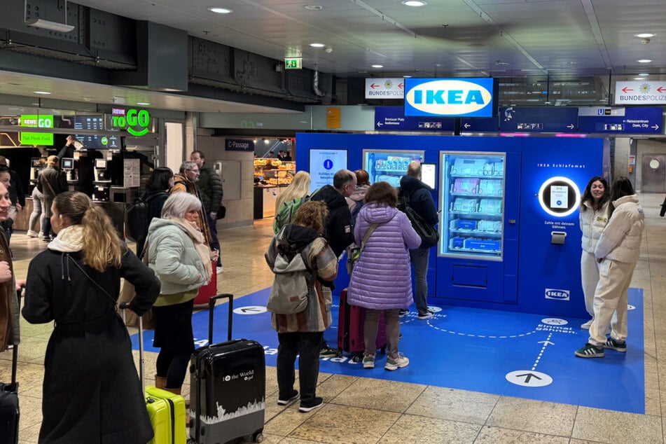 Zeitweise haben sich lange Schlangen an dem "Schlafomat" des Möbelgiganten im Kölner Hauptbahnhof gebildet.