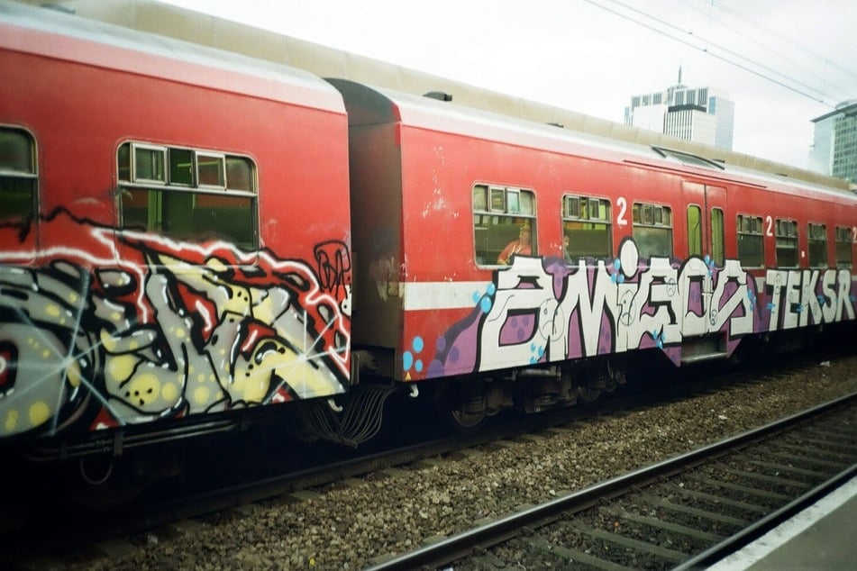 Die Angeklagten haben mehrere Bahnwaggons mit Graffiti "verschönert".