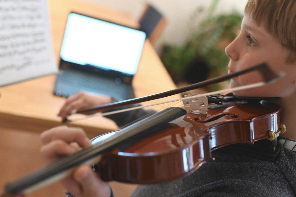 Musikschulunterricht aus der Ferne: Der neun Jahre alte Benjamin spielt auf seiner Geige.