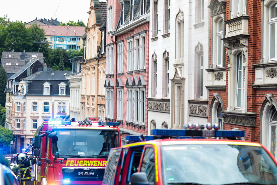 Feuerwehr und Polizei wurden gegen 20 Uhr alarmiert und begaben sich in die Gronaustraße in Wuppertal.