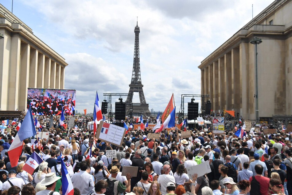 Am Wochenende protestierten sowohl in Paris als auch im Rest Frankreichs mehr als 160.000 Menschen gegen die neuen Corona-Regeln. Trotz allem Protest wurden die neuen Maßnahmen nun beschlossen.