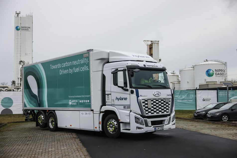 Dieser Lkw fährt ab sofort für die Hürther Spedition Hoyer, und zwar dank Brennstoffzellentechnik CO2-neutral.