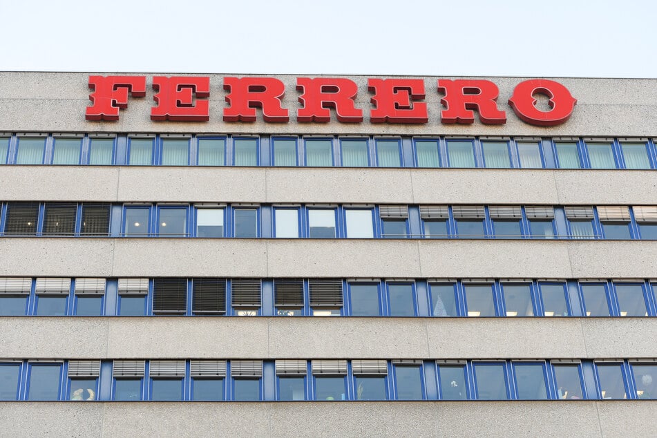 Die EU-Kommission hat die Geschäftsräume des Süßwarenherstellers "Ferrero" wegen möglicher Verstöße gegen das Kartellrecht durchsucht. Hier der Sitz des Unternehmens in Frankfurt. (Archivbild)