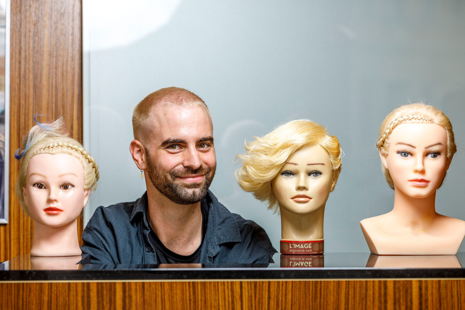 Fertig: Vergnügt schaut Thomas Helmut Heep (29) zwischen den anderen "Blondinen" hindurch.