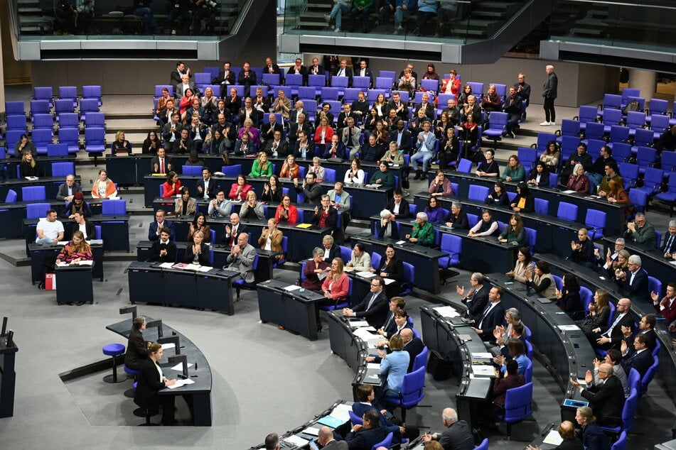 Die Fraktionen von CDU und SPD applaudieren im Bundestag bei der Bekanntgabe des Ergebnisses der Abstimmung.