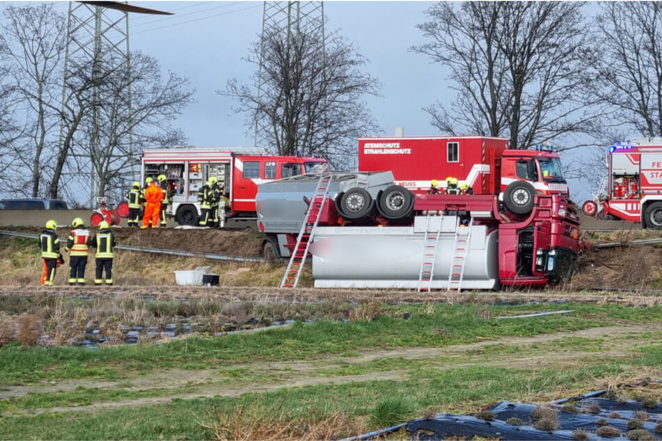 Bei einem Unfall an der A57 hat sich ein Tanklaster am Donnerstagmittag überschlagen. Die Autobahn ist derzeit in beide Richtungen gesperrt.