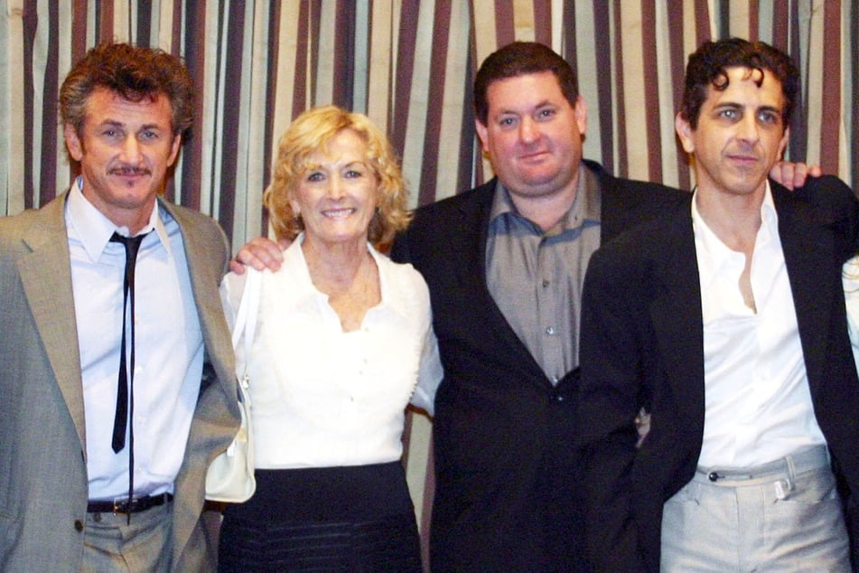 2006 war die Familie noch vereint: Ryan zusammen mit ihren Söhnen (v.l.n.r.) Sean (heute 62), Chris (†40) und Michael (64). Chris Penn starb noch im selben Jahr.