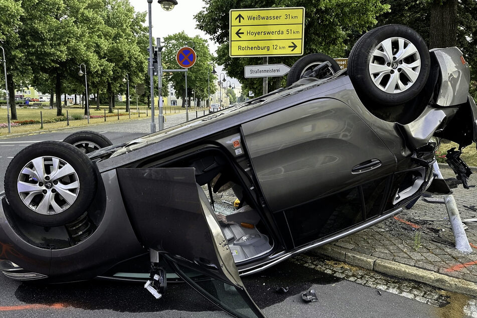 Nach einem Crash auf einer Kreuzung überschlug sich der Citroën-Fahrer mit seinem Wagen.