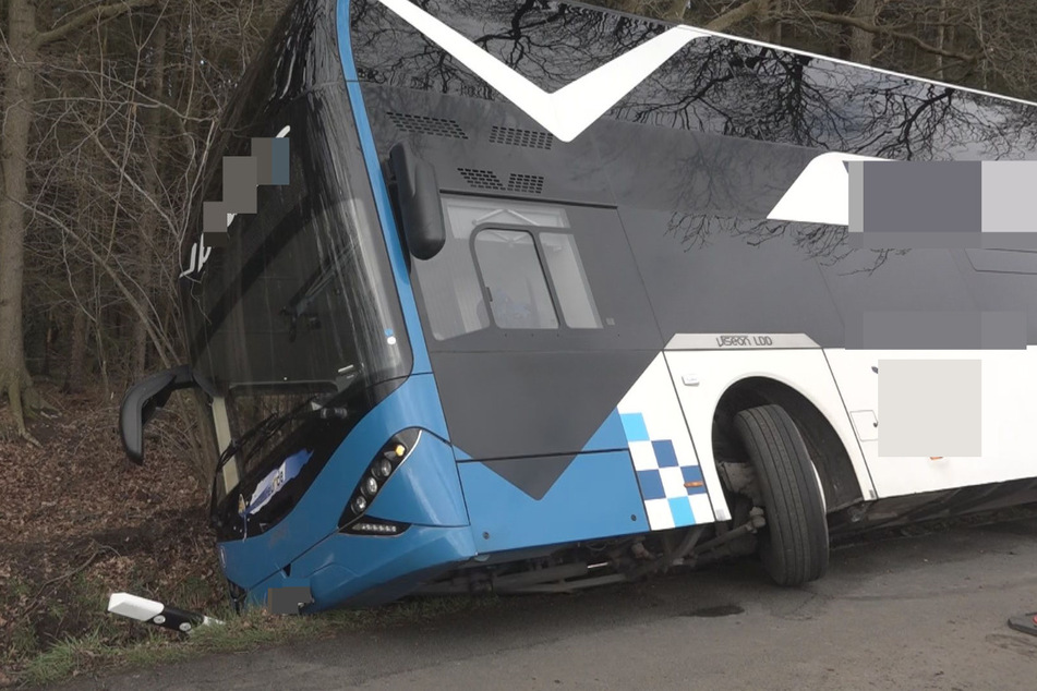 Schulbus kippt auf die Seite: Rund 50 Kinder und Busfahrer eingeschlossen